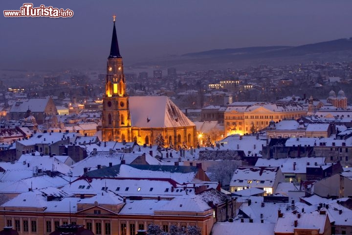 Immagine Neve sulla città di Cluj Napoca, Romania - Monumenti di epoca medievale, rinascimentale, barocca e liberty caratterizzano questa splendida località a nord ovest della Romania. Oggi la città di Cluj è al tempo stesso un grande centro culturale della comunità ungherese che di quella rumena in quanto polo biculturale. Vanta una storia piuttosto ricca e movimentata che ha lasciato un patrimonio di grande prestigio. In questa immagine, una bella veduta dall'alto della città resa ancora più suggestiva dalla neve © Dan Tautan / Shutterstock.com