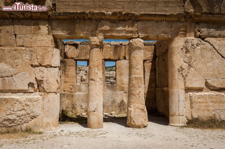 Immagine Iraq Al Amir in Giordania è uno deti tanti luoghi magici per gli appassionati di archeologia - © Anton_Ivanov / Shutterstock.com