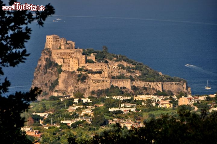 Immagine Ischia, il Castello Aragonese visto da Fiaiano. Il castello fu costruito nel Quattrocento.