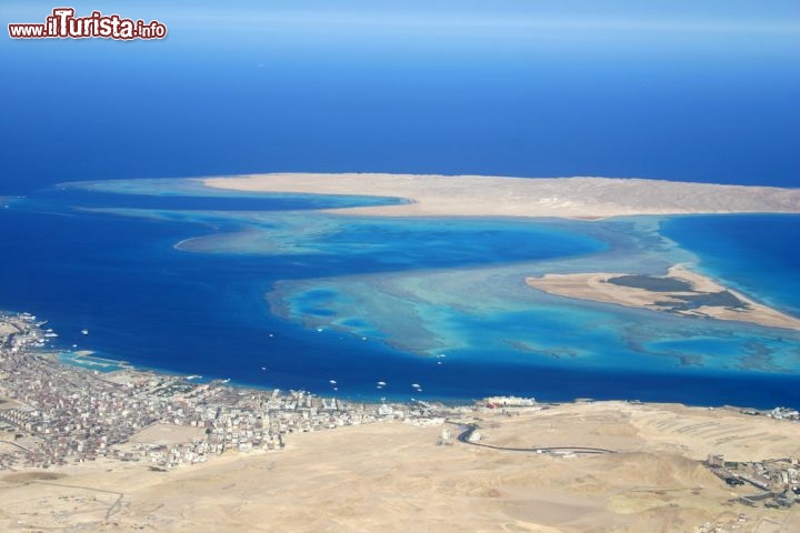 Immagine L'isola di Giftun si trova nel Mar Rosso, in corrispondenza alla meta vacanziera di Hurghada (Egitto). Queste acque sono ricche di spettacolari barriere coralline, che in fotografie corrspondono alle zone scure vicino alle aque di colore turchese  - © Frank Wasserfuehrer / Shutterstock.com