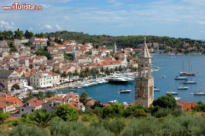 Immagine il porto di Hvar sull'isola di Lesina in Dalmazia (Croazia) - © Milos4U / Shutterstock.com