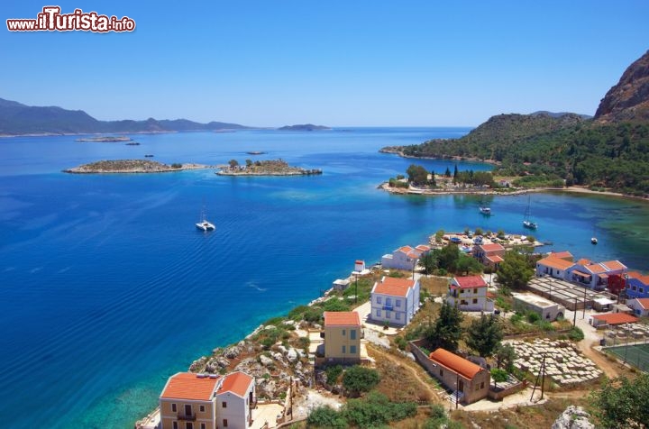 Immagine Panorama sull'isola di Kastellorizo -  Questo angolo di terra greca, così vicina alla Turchia, è una delle isole del mar Mediterraneo più apprezzate per trascorrervi le vacanze soprattutto per chi alla vita mondana preferisce i luoghi meno affollati. Scelta la baia preferita ci si può dedicare ad attività divertenti come la pesca, le immersioni o il windsurf oppure si può scegliere di adagiarsi sulle sue spiagge bianche per farsi accarezzare dal sole e dalla brezza - © mm3104 / Shutterstock.com