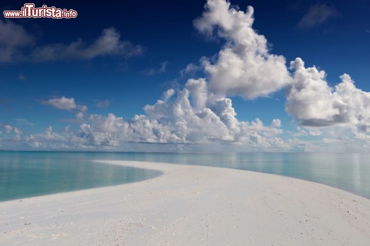 Immagine Isola di Kuramathi, Atollo di Rasdhoo, Maldive. La punta occidentale di questa isola corallina, in corrispondenza del resort Blu Lagoon, è costituita da una "fiamma" di sabbia rosata, contornata dal turchese della laguna, e sigillata dal blu del cielo ed il bianco delle nuvole - © tkachuk / Shutterstock.com