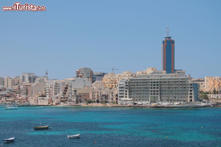 Immagine Isola Malta, nord est de La Valletta: siamo a St Julian's, località divenuta celebre nei decenni per via della sua ricca e frizzante vita notturna oltre che per le infrastrutture turistiche all'avanguardia 208472470 - © Ammit Jack / Shutterstock.com