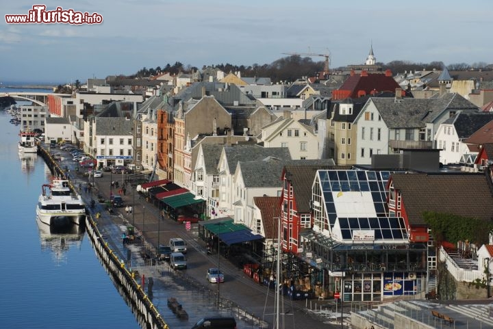 Immagine Isola Risoy a Haugesund, Norvegia - Piccola isola nel centro urbano di Haugesund e collegata al continente con un ponticello. Fra le mete più frequentate da chi si spinge sino a questa località norvegese c'è proprio la bella isola di Risoy, raggiungibile dal porto con una barca, dove si possono visitare le abitazioni tipiche del luogo © alri / Shutterstock.com