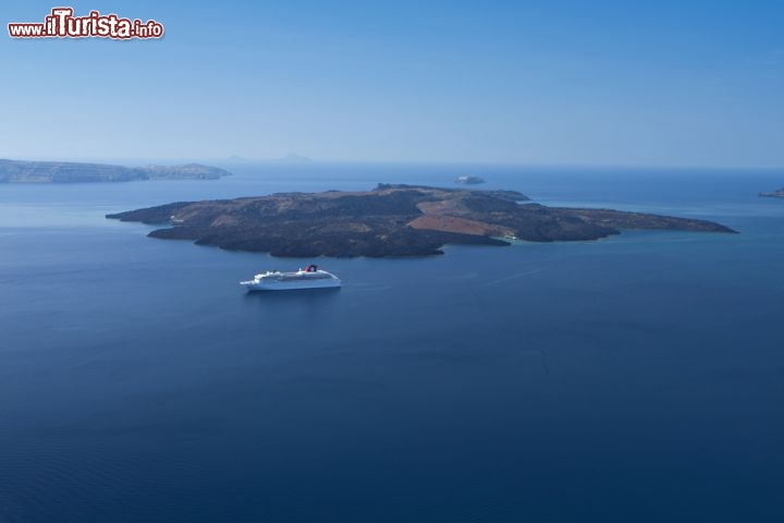 Immagine Thirasia è un'isola vulcanica greca dell'arcipleago delle Cicladi, lo stesso della famosa Santorini. Nell'antichità un unico grande vulcano affiorava dall'Egeo, poi, nel 326 a.C., una potente eruzione frantumò il vulcano in più parti dando origine al gruppo di isole - © Panos Karas / Shutterstock.com