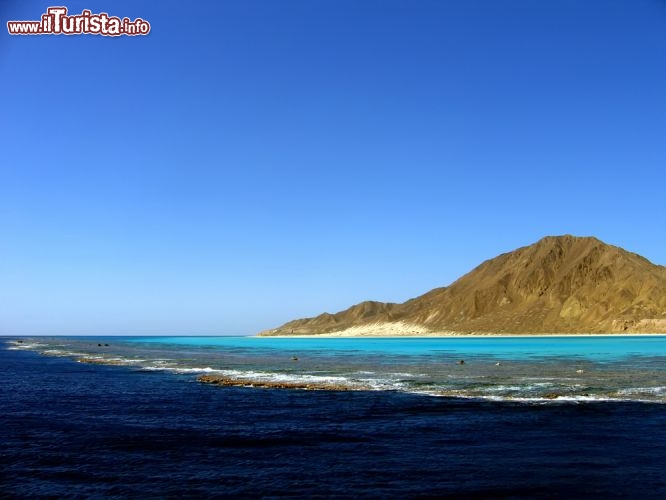 Immagine Isola di Zabargad, uno dei luoghi migliori per lo snorkeling e le immersioni nella regione di Berenice, sul Mar Rosso meridionale dell'Egitto. Notare la grande laguna che circonda l'isola  - © Khoroshunova Olga / Shutterstock.com