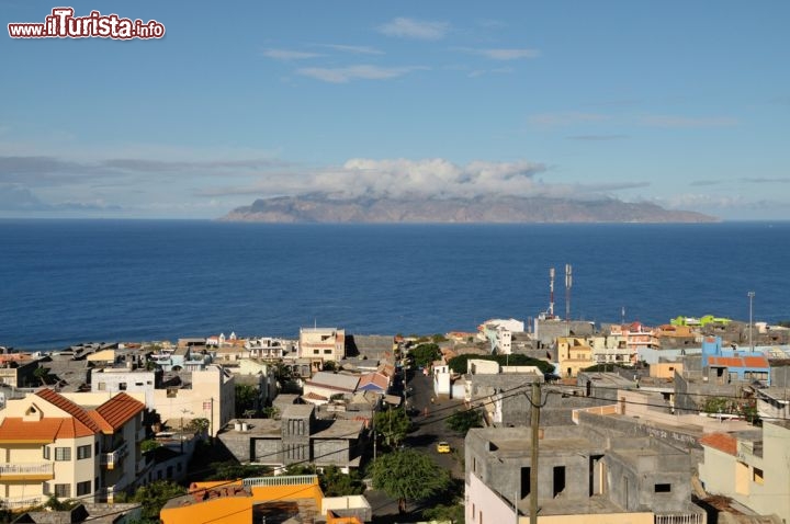 Immagine Sullo sfondo la silhouette di Isola Brava, la più svelvaggia e forse la meno conosciuta di tutto l'arcipelago di Capo Verde. Qui è stata fotografata dalla cittadina di Sao Felipe, sull'isola di Fogo - © Raul Rosa / Shutterstock.com