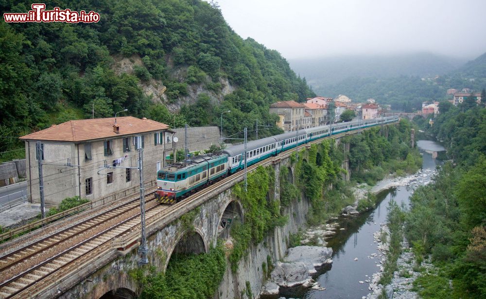 Immagine Isola del Cantone, un treno proveniente da Genova (Liguria) - © Kabelleger, CC BY-SA 3.0, Wkipedia
