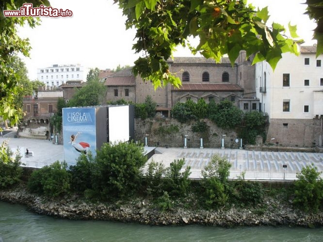 Immagine L'Isola Tiberina sul fiume Tevere, a Roma, dal 1995 è sede del festival annuale chiamato L'Isola del Cinema, un grande evento dedicato all'arte cinematografica italiana e internazionale che si svolge all'aperto durante l'estate. Tra proezioni nell'Arena di pellicole inedite, conferenze e rassegne a tema, si incontra qualche volto noto del cinema nostrano e si respira un'atmosfera di festa.