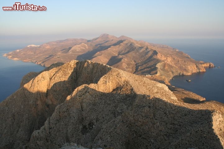 Immagine L'isola di Anafi al tramonto, vista dall'alto: ci troviamo nell'arcipelago delle Cicladi in Grecia - © marco de poulo / Shutterstock.com