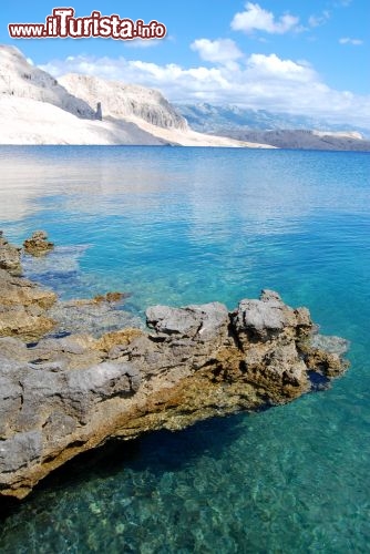 Immagine L'isola di Pago (Pag) si trova nel nord della Dalmazia lungo la splendica costa della Croazia, dove dominano i tratti rocciosi bordati da un mare cristallino - © Mattia Mazzucchelli / Shutterstock.com