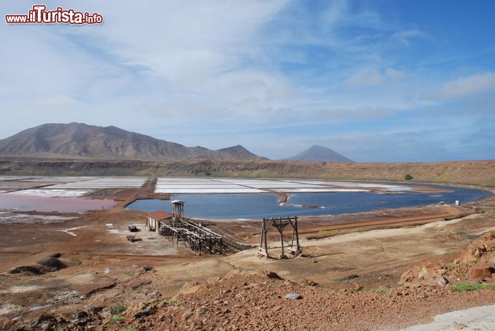 Immagine Isola di Sal (Ilha do Sal), una vecchia salina a Capo Verde - © Piotr G / Shutterstock.com