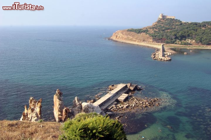 Immagine Isola di fronte Tabarca in Tunisia: su di essa svetta il grande  forte genovese, mentre in primo piano troviamo le rocce aguzze de Les Aiguilles  - © LouLouPhotos / Shutterstock.com