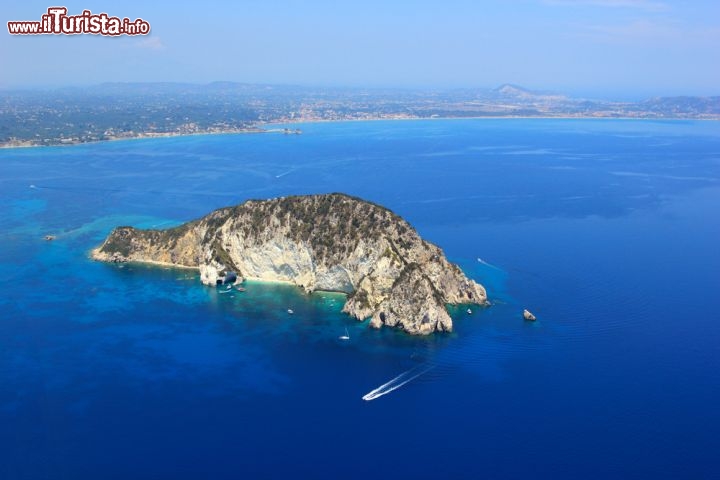 Immagine Isola delle tartarughe si trova nei pressi di Zacinto (Zante): siamo nel mar Jonio, nel versante di appartenenza alla Grecia - © Netfalls - Remy Musser / Shutterstock.com