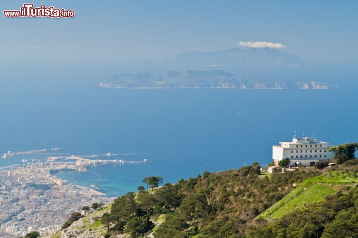 Immagine Le Isole Egadi viste dal borgo di Erice (Trapani, nord-ovest della Sicilia), dalla cima del Monte Erice. In primo piano, in basso a sinistra, la città di Trapani - © Pawel Kowalczyk / Shutterstock.com