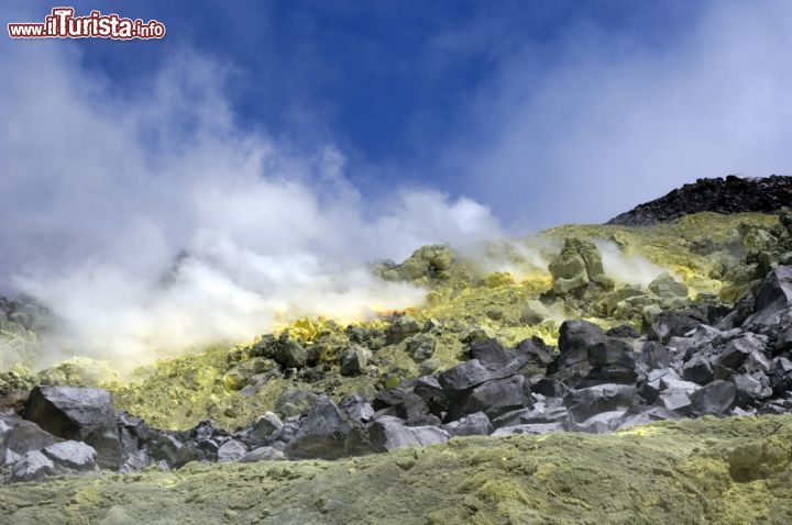 Immagine Depositi zolfo  e fumarole di un vulcano alle isole Galpagos. Queste isole dell'Ecuador sono una delle zone vulcaniche più attive della terra - © Moritz Buchty / Shutterstock.com