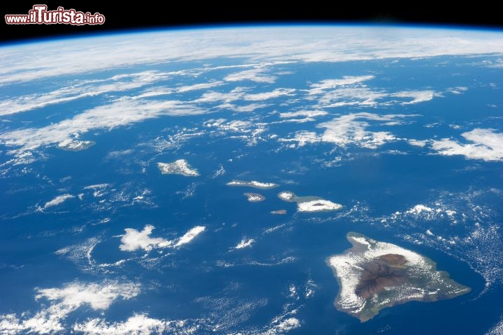 Immagine Le Isole Hawaii,  fotografate dallo spazio. In primo piano la grande Isola di Hawaii, famosa per i suoi enormi vulcani a scudo -  foto cortesia: NASA