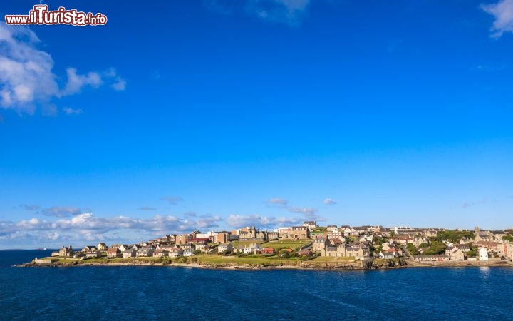 Immagine Isole shetland, Scozia: tempo sereno a Lerwick, il porto più importante dell'arcipelago, con collegamenti con le orcadi, i porti scozzesi, ma anche con le Faer Oer, l'Islanda e la Norvegia (Bergen) - © aiaikawa / Shutterstock.com