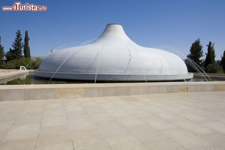 Immagine A Gerusalemme il Museo di Israele comprende il cosiddetto Santuario del Libro, in cui sono custoditi numerosi Manoscritti del Mar Morto (o Rotoli del Mar Morto). Si tratta di una serie di antichi documenti rinvenuti proprio nella zona del Mar Morto, tra cui testi della Bibbia ebraica scoperti a metà del Novecento in diverse grotte accanto all'antica città di Qumran   - © Joseph Calev / Shutterstock.com