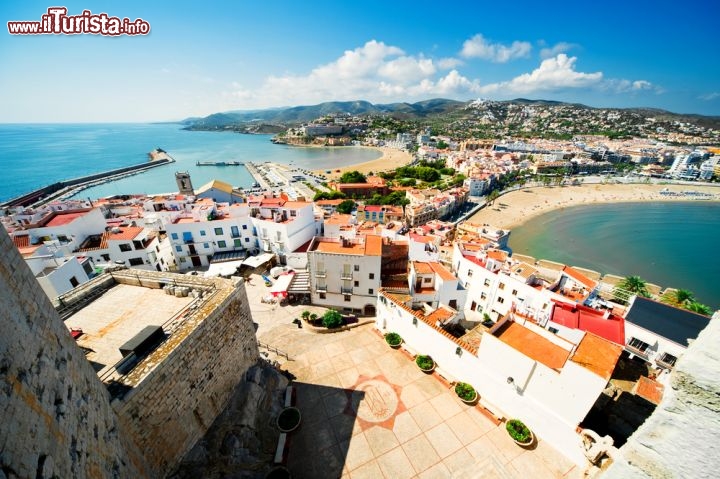 Immagine Istmo di Peniscola, fotografato con obiettivo super grandangolo dal Castello di Papa Luna in Spagna - © Alexander Tihonov / Shutterstock.com