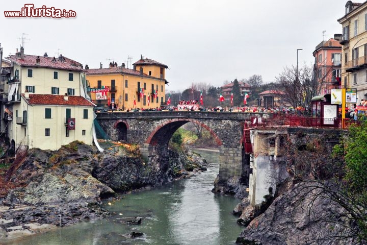 Immagine Ivrea: il panorama della città durante il Carnevale e la spettacolare battaglia delle arance  - © ROBERTO ZILLI / Shutterstock.com