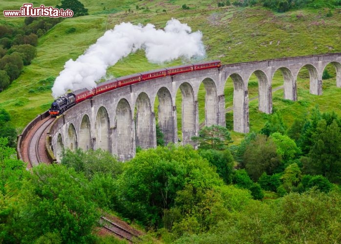 Immagine Jacobite Steam Train il famoso treno a vapore delle Highlands in Scozia - © Martin M303 / Shutterstock.com
