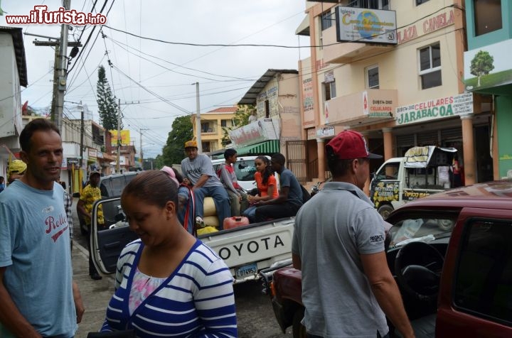 Immagine La vitalità della cittadina di Jarabacoa si esprime in ogni momento della giornata, soprattutto al mattino quando il centro si riempie di gente.