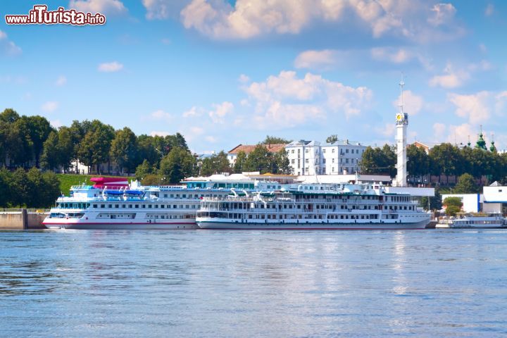 Immagine Veduta sul porto fluviale di Yaroslavl, Russia  - Situata su un alto colle nel punto in cui il Volga sembra piegarsi ad angolo acuto unendosi al fiume Korosl, la città possedeva una forte difesa naturale su tre lati rispondendo così alla sua necessaria funzione difensiva. Il porto di questa città russa ha sempre svolto un ruolo di fondamentale importanza sin dal 1010, anno in cui venne fondata © Iakov Filimonov / Shutterstock.com