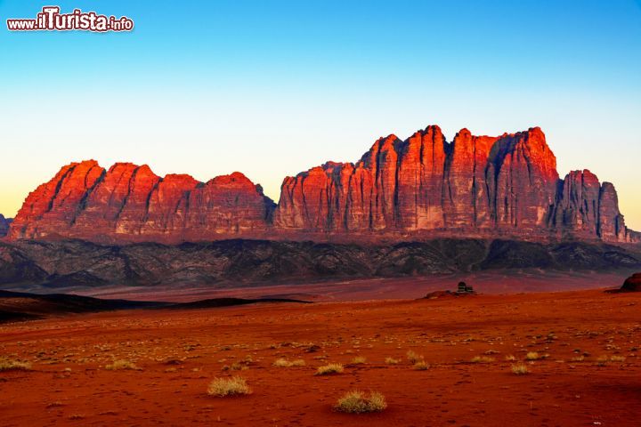 Immagine Tramonto sul Jebel Qatar, l'emozionante tour nel deserto del Wadi Rum della Giordania - © JPRichard / Shutterstock.com