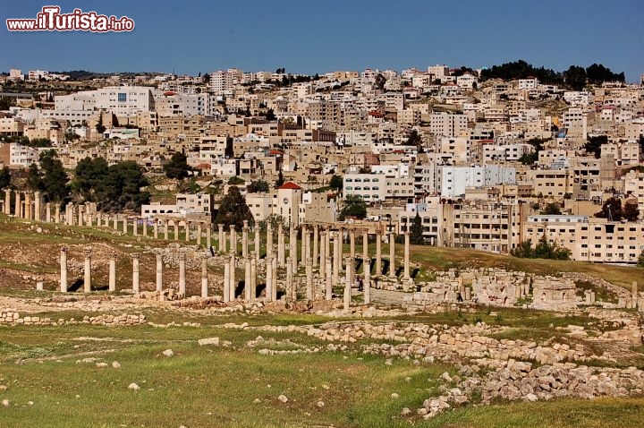 Immagine Il forte contrasto con Gerasa, la città romana della Decapoli e la Jerash moderna con la sua "confusione" di case sovrapposte.