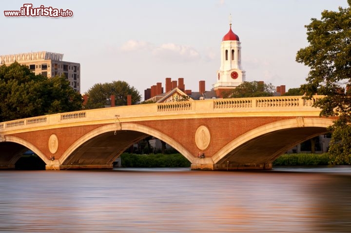 Immagine Il John W. Weeks Bridge di Boston (spesso chiamato Weeks Footbridge o semplicemente Weeks Bridge) è il ponte pedonale sul Charles River che collega Cambridge e la zona di Alliston. Intitolato al 48mo segretario alla Guerra degli USA, nonché rappresentante al senato e alla camera del Massachusetts, il ponte fu costruito nel 1927 - © Tim Mainiero / Shutterstock.com