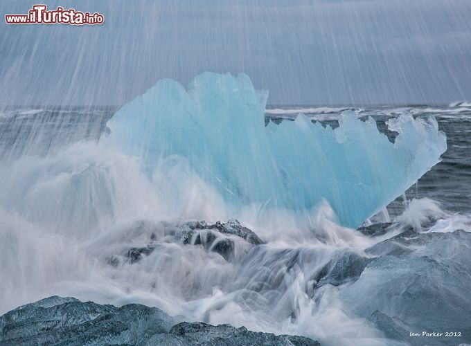 Immagine Jokulsa beach, la famosa spiaggia con pezzi di ghiaccio, che si trova nel sud dell'Islanda - © Ian Parker / Evanescent Light Photography  qui per ordinare una stampa: buy photo