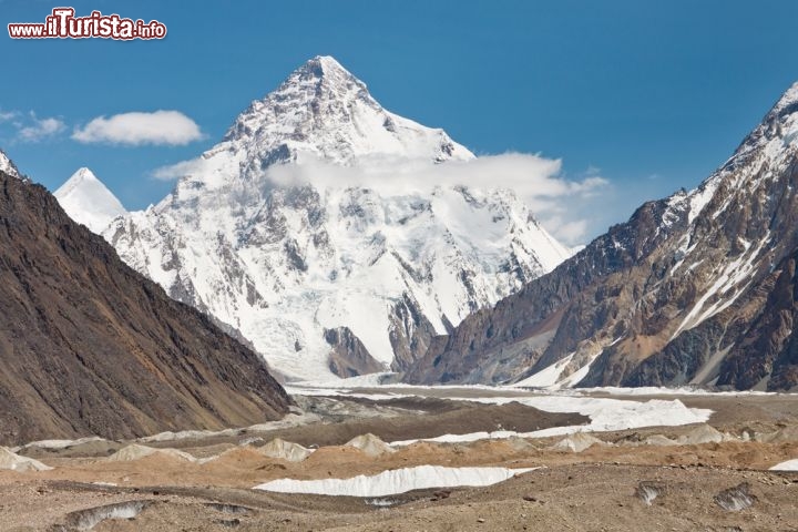 Immagine Il mitico K2 con 8611 metri la seconda montagna per altezza del mondo, anche detta come la montagna degli italiani che la conquistarono per primi con la coppia Comapgnoni e Lacedelli, con una spedizione guidata dal geologo Ardito Desio. Ci troviamo in Pakistan - © Patrick Poendl / Shutterstock.com