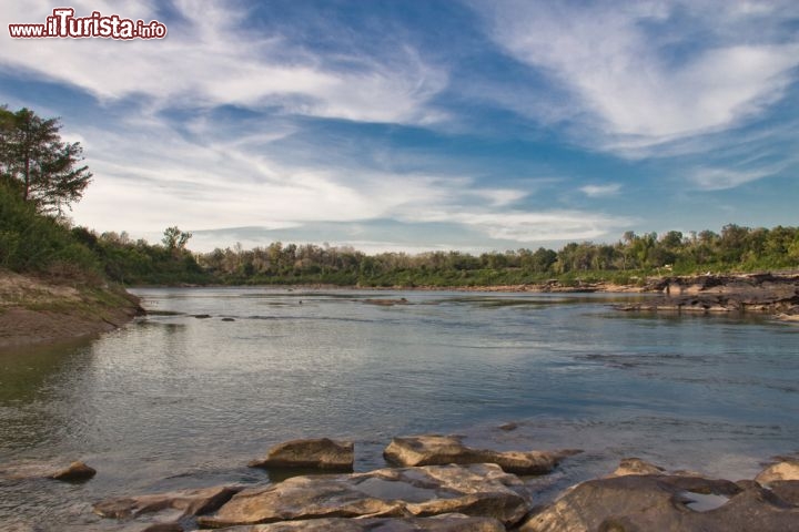 Immagine Panorama sul Kaeng Tana National Park, Ubon Ratchathani - Poco prima della penisola di Khong Jiam, dopo aver superato la diga di Pak Mun, si raggiunge il Kaeng Tana National Park, piccolo parco naturalistico attraversato da sentieri escursionistici che permettono di ammirare la cascata Nam Tok Tad Ton © mrkob / Shutterstock.com