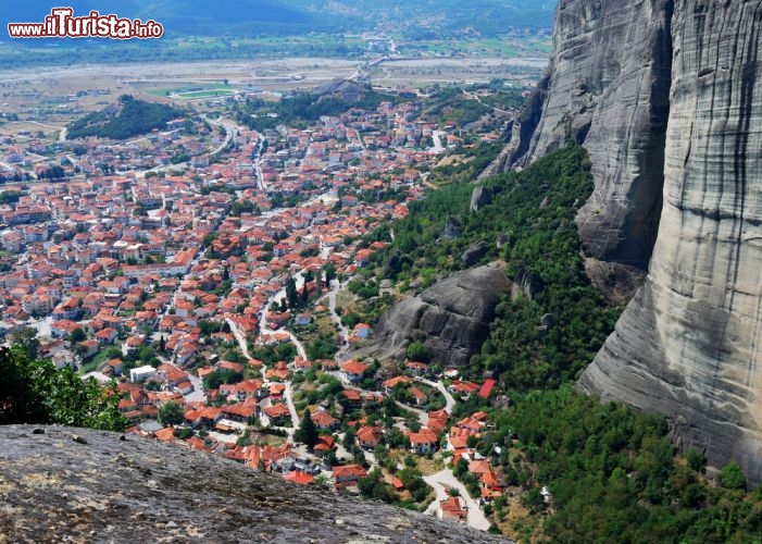 Immagine Vista panoramica su Kalambaka, Grecia - Fotografata dalle Meteore, questa cittadina greca è diventata famosa al grande pubblico di turisti e viaggiatori grazie al film di Agente 007 (intepretato da Roger Moore) che ne ha rivelato l'esistenza fino ad allora pressochè sconosciuta © Emi Cristea / Shutterstock.com