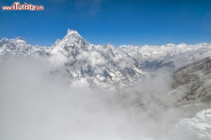 Immagine Kangchenjunga, la terza montagna più alta del mondo (8568 m) è anche una delle più pericolose. Si trova in India, sul confine del Pakistan - © Michal Knitl / Shutterstock.com