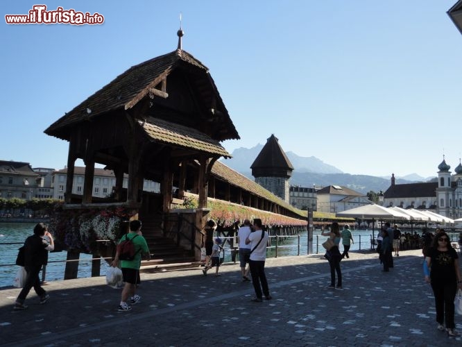 Immagine il Kapellbrucke di Lucerna: il famoso ponte stradale di legno, il più antico d'Europa, uno dei ponti più belli del mondo!