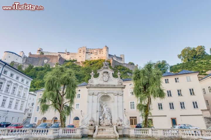 Immagine Kapitelschwamme, Salzburg: la fontana si trova a Kapitelplatz nel centro di Salisburgo - © Anibal Trejo / Shutterstock.com