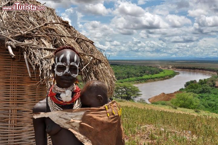 Immagine Karo People e Omo River, Etiopia. Questa popolazione, i karo, è oggi a forte rischio d'estinzione: si stima infatti che vi siano solo più un migliaio di individui, decimati nel tempo da epidemie e carestie.