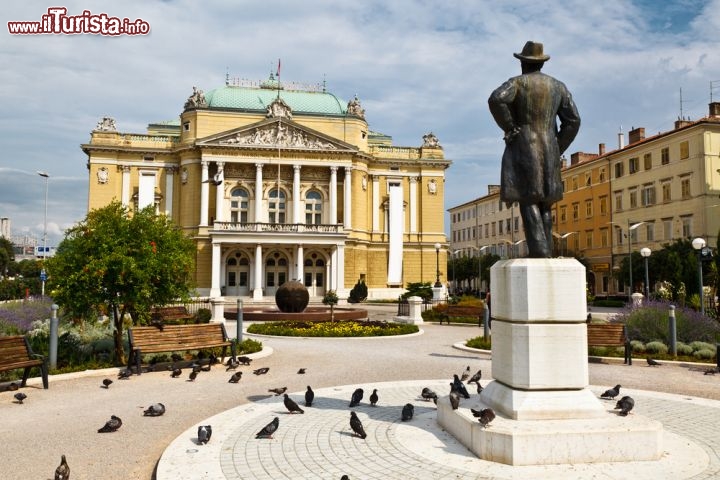 Immagine Il Kazalisni Park e il Teatro di Fiume, Croazia - Fra le perle custodite nel cuore di Rijeka ci sono il parco Kazalisni, piacevole da visitare per una passeggiata fra aiuole e sentieri, e il palazzo del Teatro Nazionale della città dedicato a Ivan Zajca © anshar / Shutterstock.com