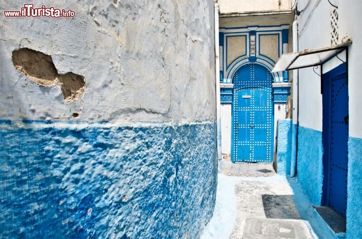 Immagine Kasba degli Oudaia, Marocco: entrando nel centro storico di Rabat si ha come l'impressione di trovarsi in un paese del Mediterraneo, con le sue abitazioni bianche ed azzurre che riflettono la luce del Sole ed i vicoli stretti come in un labirinto - © Luisa Puccini / Shutterstock.com