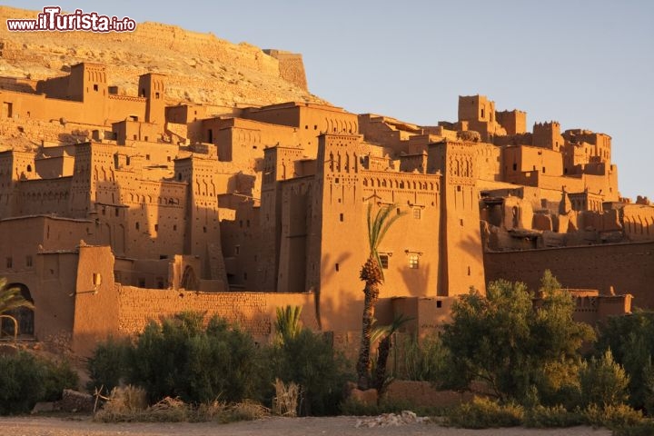 Immagine Kasbah fortificata di Ait Benhaddou: il colore della terra si accende nel momento dell'alba e del tramonto. Siamo a nord di Ourzazate nel sud-est del Marocco - © Kogen_Hansen / Shutterstock.com