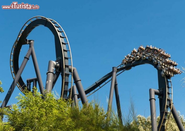 Immagine L'adrenalica Katun, una delle montagne russe di Mirabilandia, Emilia Romagna, Italia. Fra le attrazioni più spettacolari proposte dal parco divertimenti c'è proprio Katun, l'inverted coaster numero 1 in Europa