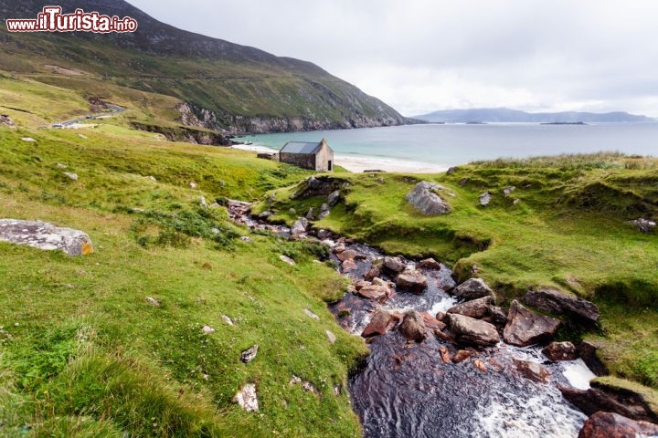 Immagine Keem Bay, Achill Island - Uno splendido scorcio su Keem Bay con il monte Croaughan che a settentrione si tuffa nelle acque dell'oceano formando alcune delle più belle e alte scogliere d'Europa. A rendere particolarmente interessante dal punto di vista naturalistico questo angolo d'Irlanda sono proprio i variegati paesaggi, aspri e selvaggi, che ne formano il territorio © Rihardzz / Shutterstock.com