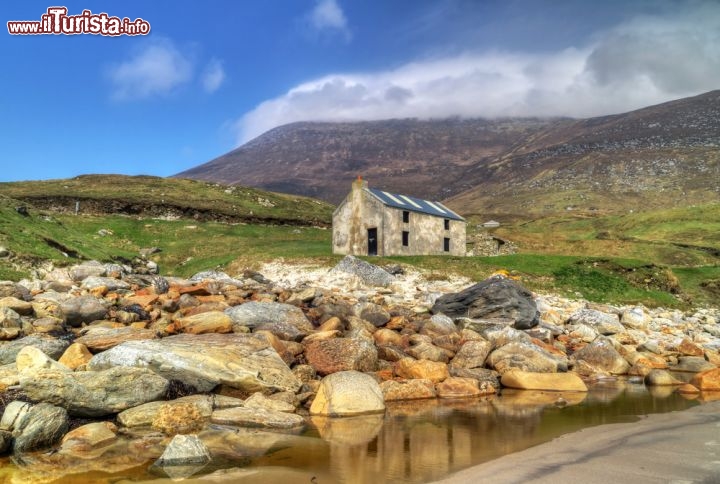 Immagine Fotografia panoramica di Keem Beach, Achill Island - Fra le più belle e rinomate spiagge di quest'isola irlandese, Keem Beach sembra essere dipinta sulla tela di un pittore con tonalità pastello. Rocce e sabbia finissima si fondono fra loro alla perfezione, così come brughiera e montagne, rendendo il paesaggio naturale fra i più suggestivi di Achill Island © Patryk Kosmider / Shutterstock.com