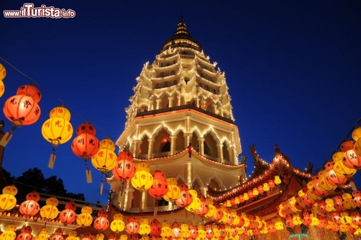 Immagine Temple Kek Lok Si: il tempio decorato con lanterne durante il capodanno cinese si trova a Penang in Malesia - © Goh Chin Heng / Shutterstock.com