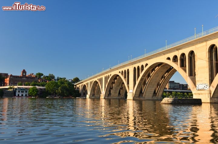 Immagine Key Bridge, il ponte sul fiume Potomac a Washington DC - © Orhan Cam / Shutterstock.com