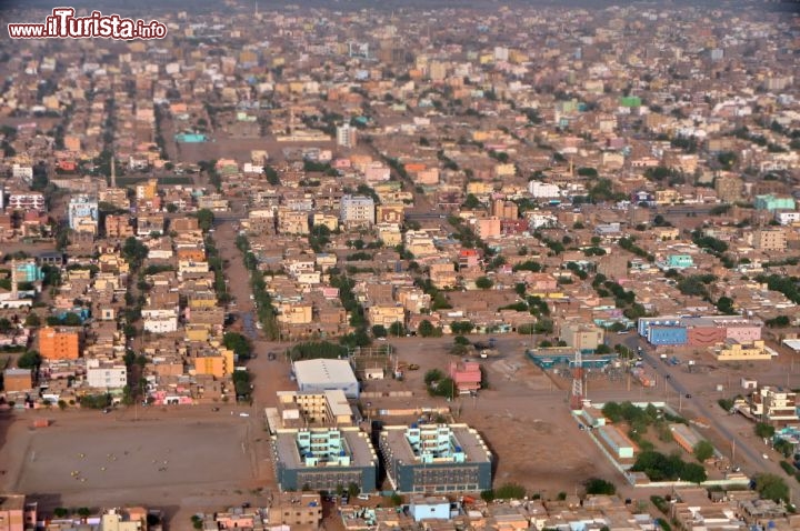 Immagine Khartoum la capitale del Sudan vista dall'aereo. La città che conta circa 5 milioni di abitanti si presenta piuttosto distesa, e caratterizzata da edifici bassi - © Enrico Montanari