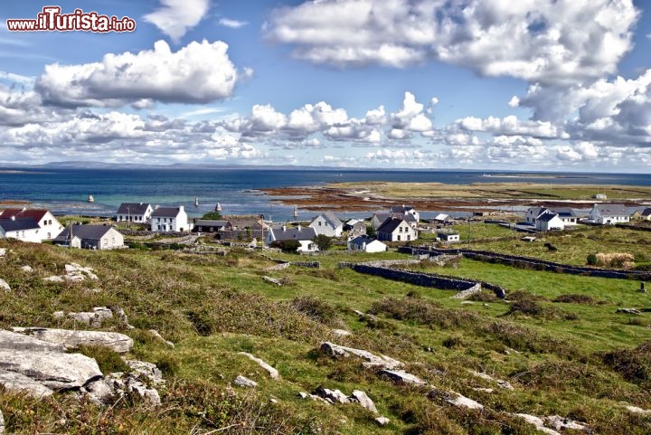 Immagine Il villaggio di Kileany sull'isola di Inis Mor Island in Irlanda - © matthi / Shutterstock.com